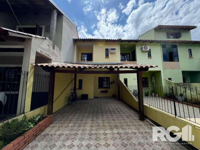 Casa à venda no bairro Hípica | Imóvel de dois pavimentos, com 2 dormitórios, banheiro social, sala, cozinha e lavabo. Garagem para 2 carros e área nos fundos da casa com churrasqueira, além de sótão 