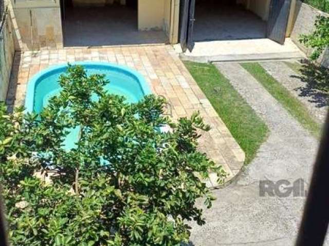 Casa com grande potencial,  peças amplas, suíte, lareira, sacadas, churrasqueira, salão de festas, pátio com piscina, pequena sauna, desocupada