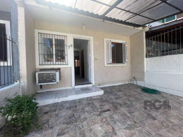 Excelente casa térrea em rua tranquila. A propriedade conta com dois quartos aconchegantes, perfeito para sua família. O imóvel foi recentemente reformado e está em ótimo estado, com ar condicionado n