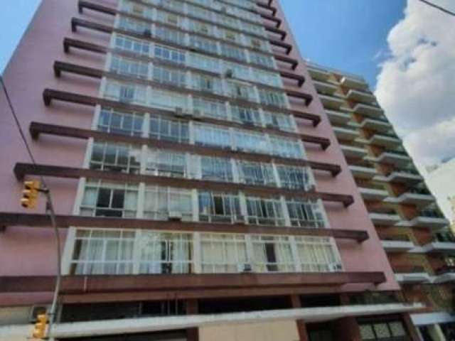 Semi mobiliado. Desocupado , frente,  orientação solar leste, localização impar, próximo ao hospital Moinhos de Vento, farmácias e mercados.&lt;BR&gt;3 Dormitórios (1 suite), banho social, living 2 am