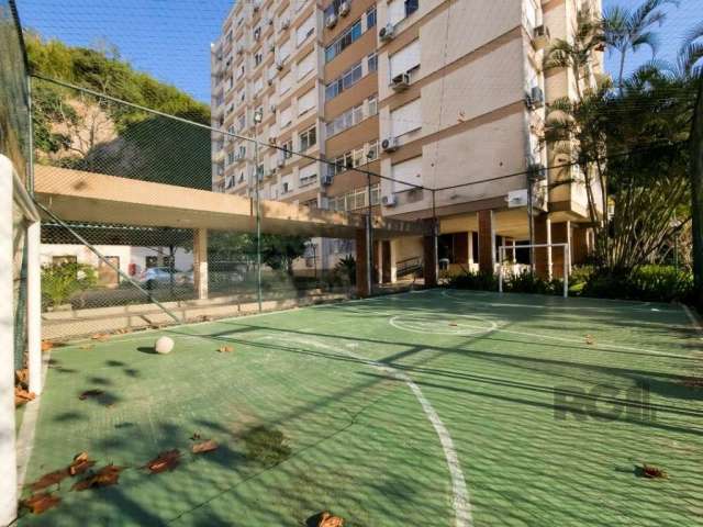 Excelente apartamento, 83,26m² de área privativa, com peças amplas e reformado, vista lateral para o Guaíba, em ótimo estado de conservação. Dependência completa com banheiro. Condomínio com elevador,