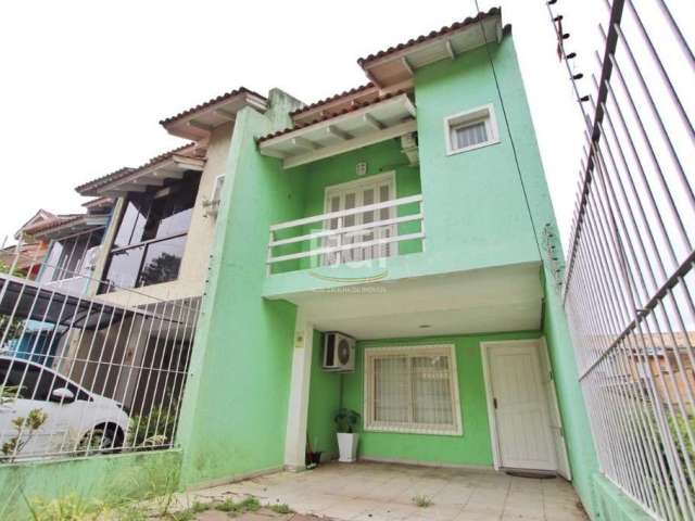 Sobrado mobiliado com três andares; 3 dormitórios com armário, cama e ar condicionado instalado; 3 suítes com box de vidro e armário; sacada no dormitório principal; circulação; sala de estar e jantar