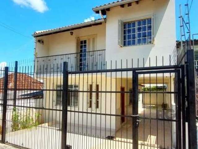 Casa lindíssima de 2 dormitórios com terraço no bairro Medianeira!!&lt;BR&gt;Imóvel impecável, reformado com cozinha e sala espaçosos, 02 banheiros, 02 dormitórios, sacada, terraço amplo com excelente