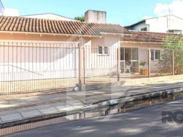 Casa de esquina  com 3 quartos, sendo 1 suíte, 2 banheiros , garagem para três carros, área gourmet enorme, sala cozinha, telhado novíssimo, localizada em região excelente, próxima a todas as facilida