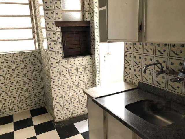 Apartamento amplo de frente com 102,71m² privativos, hall de entrada, 2 quartos, sala para 2 ambientes com sacada, ampla copa cozinha com churrasqueira e armário embutido, dependência de empregada com