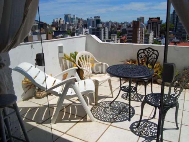 Cobertura duplex com terraço no bairro Rio Branco, com 92m² privativos. Possui no 1º pavimento: living, 2 dormitórios e banheiro com box de vidro. No 2º pavimento possui sala de estar, cozinha complet