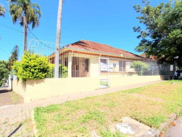 Linda casa de esquina, bem conservada com peças amplas e piso em taco. Possui varanda gradeada, hall de entrada, sala com ventilador de teto, cozinha, área de servico com tanque, circulação, banheiro 