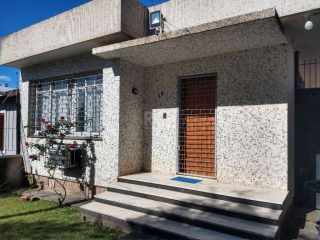 Esta casa possui 3 dormitórios, 1 banheiro, 6 vagas de garagem e uma área total construída de 84,96 sobre um terreno de 418,00m2 (9,50 x 44,00)m². A casa está em bom estado de conservação, possui 2 sa