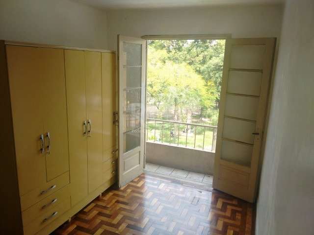 Ótimo apartamento, de 2 dormitórios, reformado e semi mobiliado. Possui living amplo, 2 dormitórios sendo 1 com sacada, banheiro com box de vidro e ventilação, cozinha e área de serviço. Piso parquet 