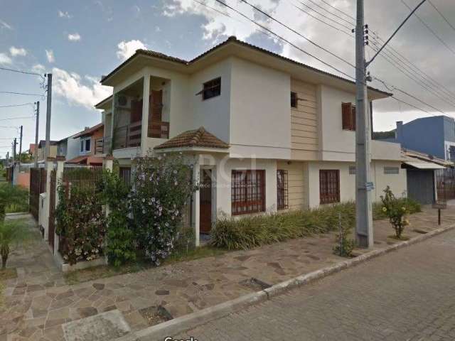 Excelente casa com dois pavimentos, o imóvel possui pátio na frente e fundos, com 3 dormitórios sendo uma suite, banheiro social e lavabo, foi recentemente reformada com um excelente acabamento, área 