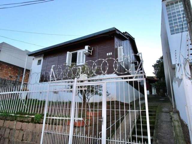 Casa principal de madeira nobre jatobá,  duplada,  com piso frio na cozinha e banheiros todos em material, com 3 dormitórios 2 banheiros sendo um suite. A casa dos fundos é de cedro com piso frio , co