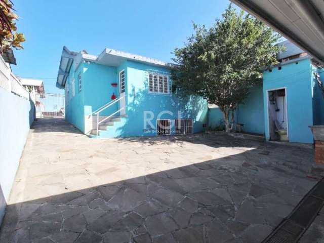 Excelente casa residencial, dois dormitórios um com ar-condicionado,  toda reformada, piso vinílico na sala e quartos,  cozinha e banheiro piso frio, sala com teto rebaixado em gesso, garagem coberta 