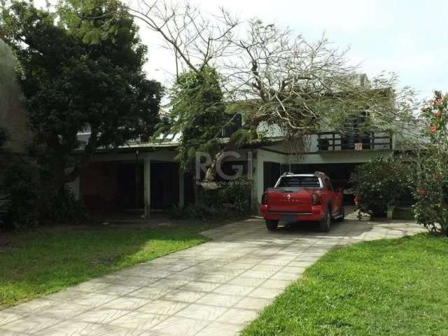 Ótima casa com quatro dormitórios, sendo duas suítes, mais um banheiro social, no térreo tem cozinha e sala de jantar integradas, sala de estar com lareira e uma varanda, salão de festas com churrasqu