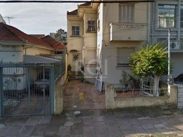 Terreno com Casa/sobrado de alvenaria com terreno medindo 6,60 metros de frente por 33,73 metros de fundos. No piso térreo living, sala de jantar, cozinha, banheiro social e quarto. No piso inferior, 