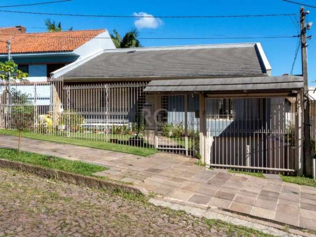 Casa com vista expetacular para o Guaíba , 05 dormitórios sendo 02 suítes,, hall de entrada, living para 3 ambientes com lareira e churrasqueira, sala de jantar, lavabo, escritório, cozinha despensa, 