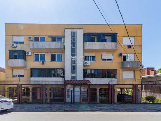 Apartamento localizado no bairro Vila Ipiranga, com 70m². Imóvel com 2 dormitórios, sala de estar/jantar, cozinha com armário, banheiro social e pisos em parquet. Imóvel com posição solar privilegiada