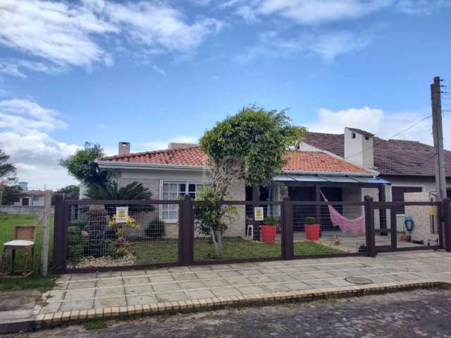 Belissima residência localizada em Xangri-lá , imóvel pronto pra morar contitue de 4 dorm com 2 suites , móveis sob medida  Patio com piscina e finamente decorado , vaga para 4 carros sendo 1 coberto 