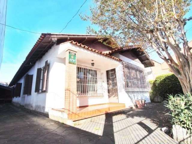 Casa de Alvenaria,  serve tanto para comercial ou residencial, localizada na AV. Niterói, com 4 dormitórios, sala para 3 ambientes, 2 banheiros e garagem com churrasqueira nos fundos, toda gradeada, e