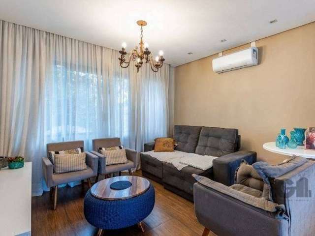 Excelente casa com 03 dormitórios (todos suítes) na zona sul. O térreo conta com amplo living para 02 ambientes com lareira, lavabo, espaço gourmet com churrasqueira e cozinha montada. No 2º pavimento