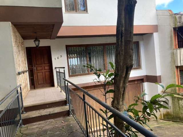 Casa alto padrão, com 361,95m², excelente localização na parte nobre do bairro Nonoai, espaçoso living 2 ambientes com lareira e sacada com vista perene para o Rio Guaíba, cozinha, banheiro social e g