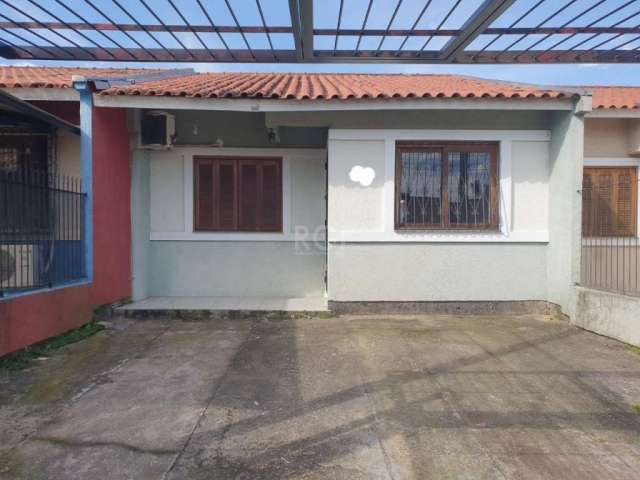 Belíssima casa no loteamento Moradas do Sul, Com 2 dormitórios, living dois ambientes, banheiro, pátio amplo nos fundos, 2 vagas de garagem e portão eletrônico... Fica no imóvel 2 ar condicionados e 3