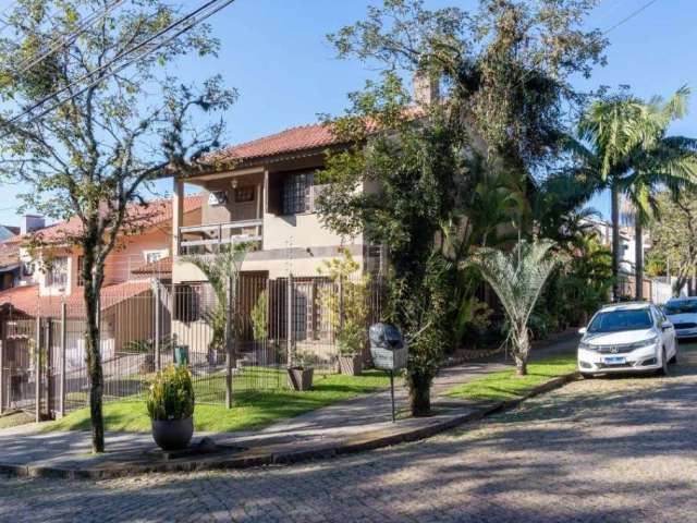 Casa de 4 dormitórios(1 suíte ), piscina e salão de festas, próxima ao novo Shopping Pátio Guadix,   na Zona Sul.de Porto Alegre. &lt;BR&gt;Esta ótima casa de esquina,  fica situada  num lugar tranqui