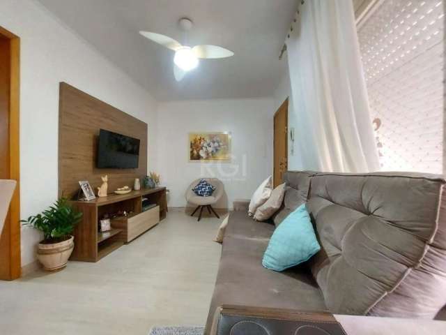 Vende-se apartamento de 2 dormitórios, banho social, reformado, cozinha, área de serviço independente, piso laminado nos dormitórios e living, ensolarado com vista perene e boa ventilação. Prédio próx