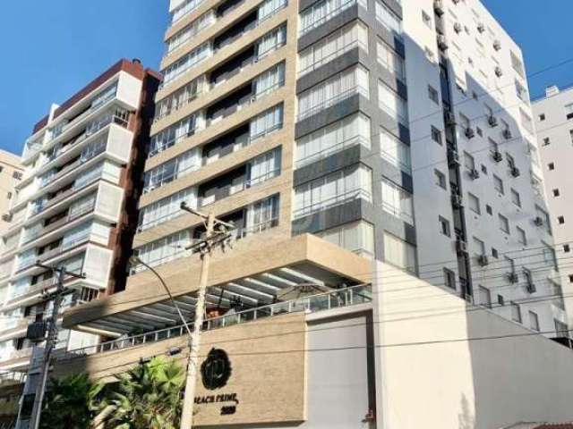 Apartamento com três (3) dormitórios, duas (2) suítes  , duas (2) vagas de garagens  e  depósito  junto à praça Tiarajú no   bairro Centro em Capão  da Canoa. &lt;BR&gt;Apartamento mobiliado  em andar