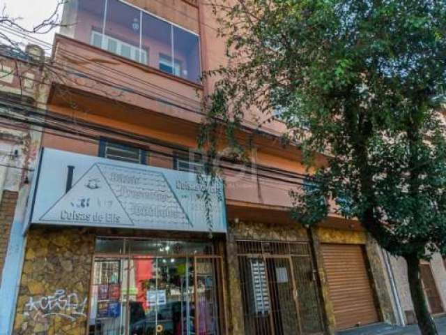 Ótimo apartamento  com 1 lance de escada , na Cidade Baixa , 2 dormitórios , sala, cozinha e banheiro , porteiro eletrônico e condomínio baixo, apartamento de fundos , bastante silencioso , em frente 