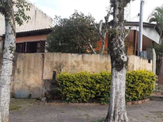 Ótima casa térrea, com 3 dormitórios amplos, cozinha e sala bem iluminadas e ventiladas. Localizada em local muito calmo, com transporte,  mercado ,farmácia perto. Casa com 2 vagas, arvores frutíferas