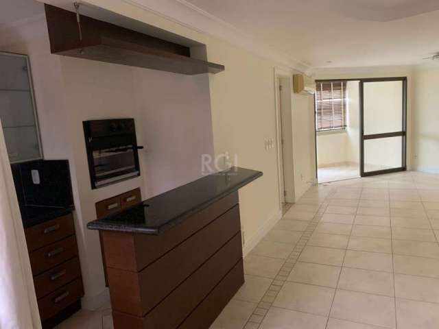 Apartamento de 100 m2 com 3 dormitórios, sendo 1 suíte. Living amplo com churrasqueira e sacada integrada. Apartamento está semi-mobiliado. Condomínio com infraestrutura completa, sendo salão de festa