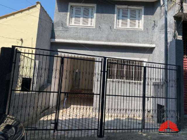 Sobrado com 220m² a venda na mooca, tendo em seu terreno com 3 casas, 3 quartos, 1 banheiro, lavanderia, reformada