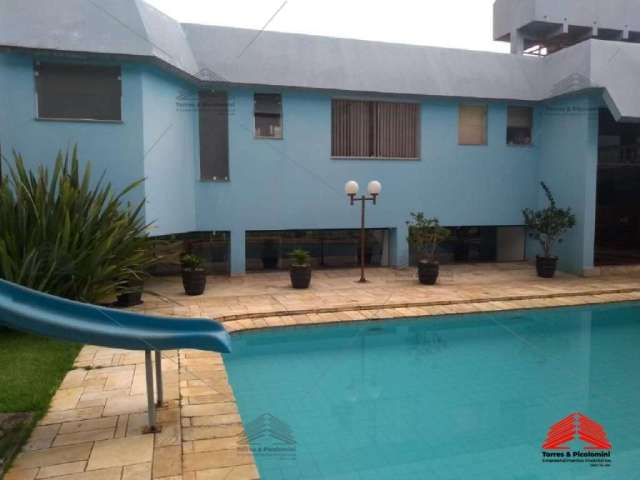 Casa com 456m² com 05 dormitórios, piscina, depósito e garagem para 05 carros