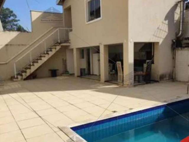 Casa com 04 suítes, piscina e churrasqueira na Cantareira próximo ao Horto Florestal