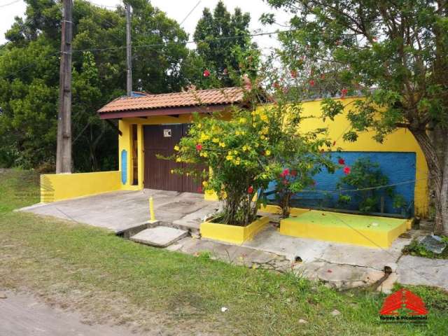 Casa em Itanhaém, com 3  dormitórios, sala.cozinha, 2 banheiros, 3 chuveiros, quintal com churrasqueira