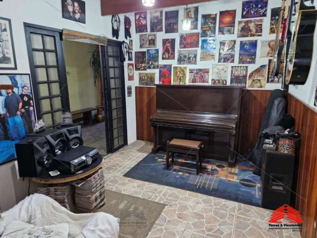 Casa térrea de 232 m² a venda no Água Rasa, 3 dormitórios sendo 1 suíte, 2 banheiros, 2 vagas de garagem, area de serviço, lavanderia, churrasqueira