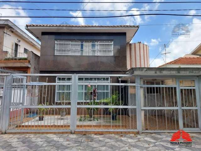 Sobrado no Bosque da Saúde com 280m² com edícula, vaga para 6 carros, rua tranquila com excelente localização.