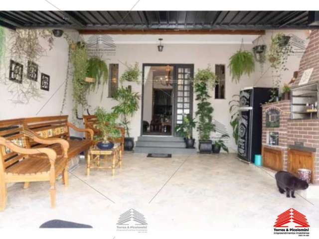 Excelente oportunidade de casa à venda na Vila Ema ! Com 2 suítes, 1 sala, 3 banheiros, 2 vagas de garagem área gourmet e 125,00 m² de área. Venha con