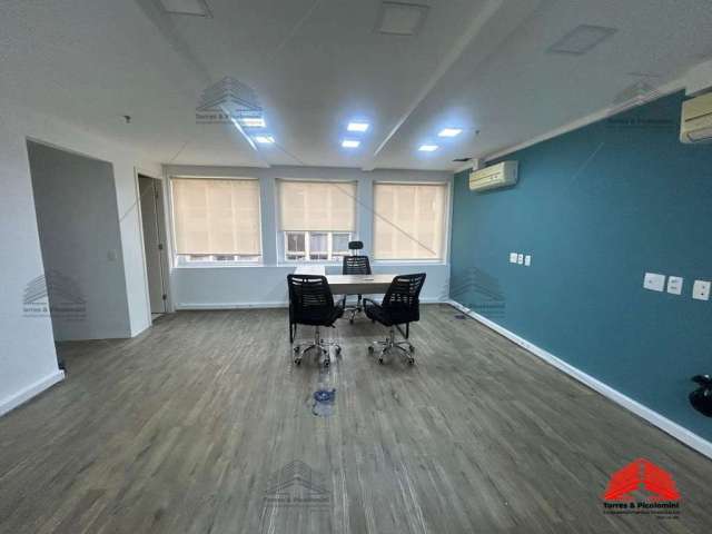 Sala comercial com 47m2, 1 vaga de garagem, banheiro, recepção, portaria, laminado, ar condicionado, bem iluminada, pronta para seu negócio