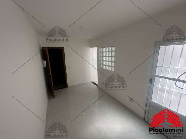 Apartamento 48m2 com quintal de área de serviço, bem iluminado, 2 dormitórios sendo 1 suíte, vaga de garagem, sala, condomínio super baixo