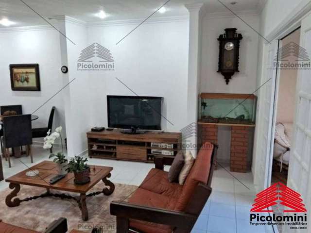 Casa assobradada a venda de 234 m² na Mooca, 2 suítes, 3 banheiros, lavanderia, varanda, lavabo, moveis planejados, 3 vagas, churrasqueira