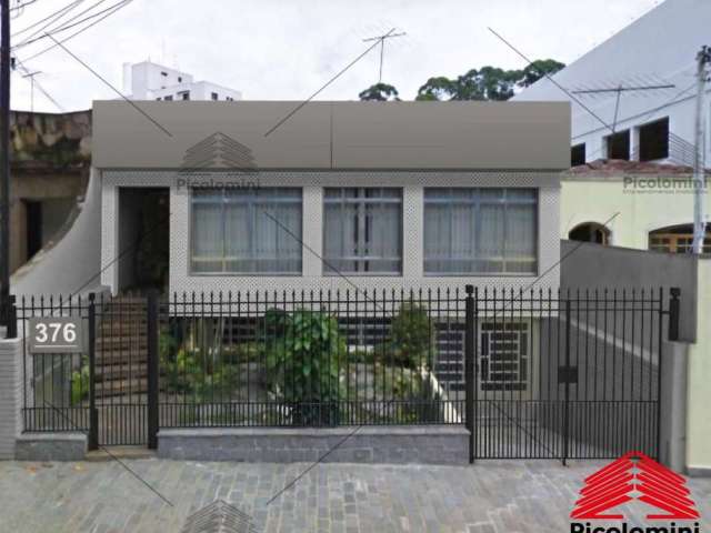 Casa comercial 10 x 30 com 200m² na parte superior, mais um galpão de 400 m², 4 quartos,1 suíte,6 banheiros 3 vagas de garagem, próximo Clube Juventus