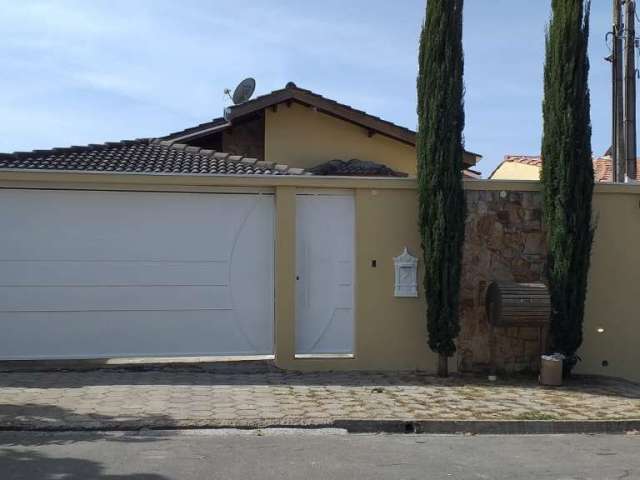 Casa térrea com vista para pedra grande em rua sem saída no jardim cerejeiras