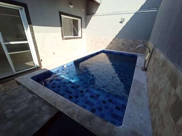 Casa na Praia de Mongaguá com linda Piscina e 2 dormitórios