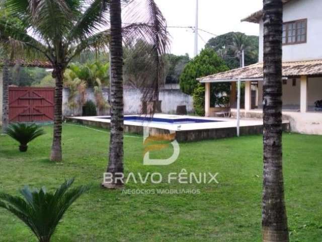 Casa com amplo terreno e piscina à venda em Bacaxá!