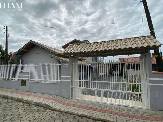 Casa em ótima localização apenas 500 metros do mar em itajuba, lateral da avenida simas