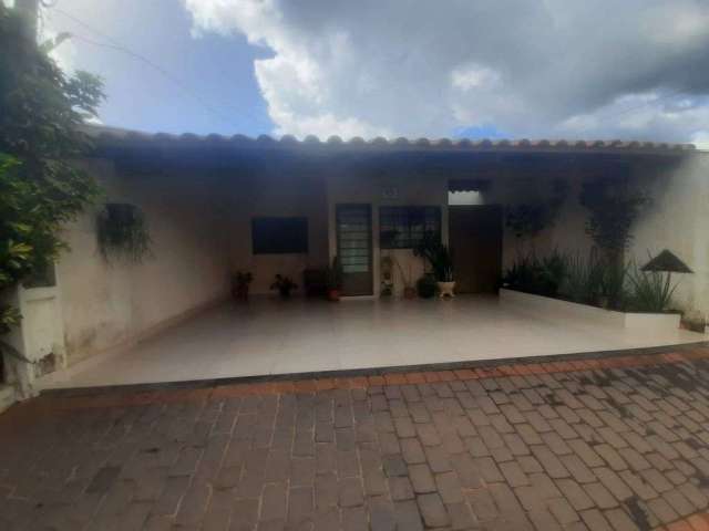 Vendo linda casa em condomínio fechado no bairro Taiaman, Uberlândia MG.