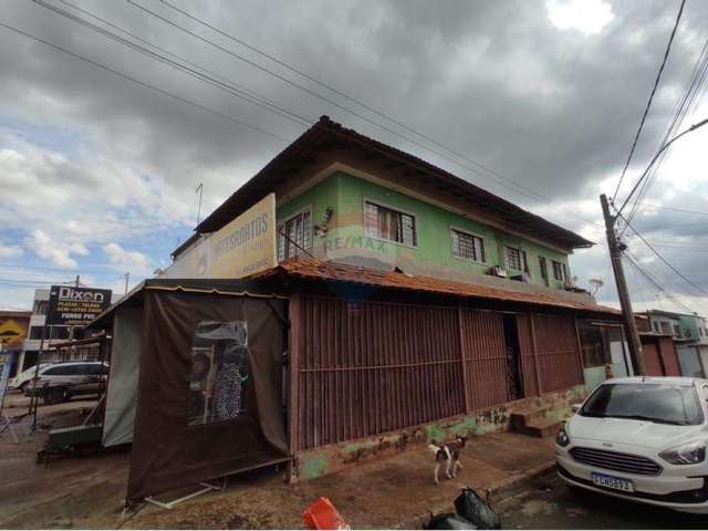 Sobrado comercial de esquina com 2 lojas e um apartamento na Quadra 605 no Recanto das Emas