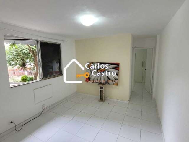 Oportunidade Jacarepaguá!  Apartamento reformado com 1 quarto, sala, banheiro social, cozinha e área de serviço, 1 vaga de garagem.