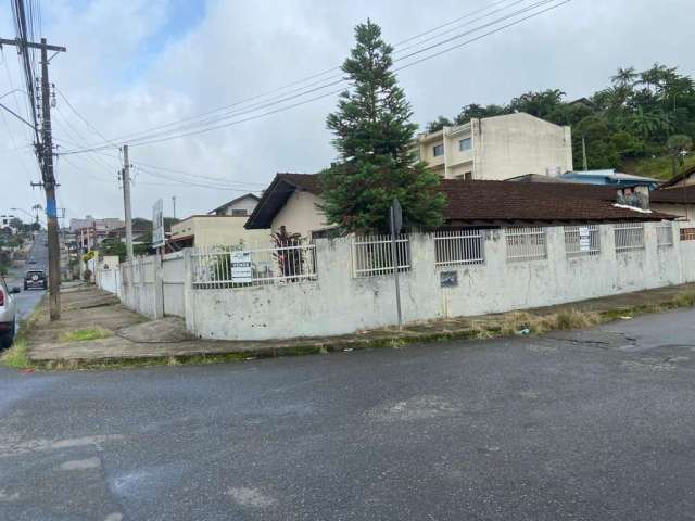 Casa para Locação em Joinville, Floresta, 3 dormitórios, 2 banheiros, 2 vagas